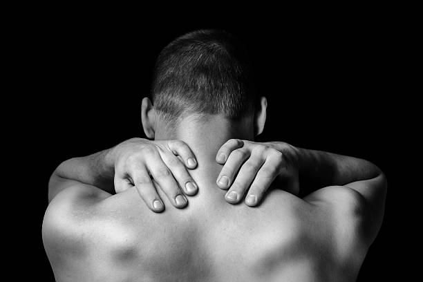 douleur dans le cou - shirtless human spine back human hand photos et images de collection