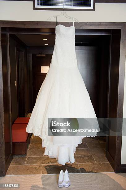 Vestido De Novia Foto de stock y más banco de imágenes de Belleza - Belleza, Blanco - Color, Boda