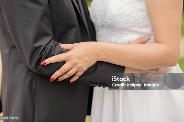 Just Married - Fotografie stock e altre immagini di Abbigliamento formale - Abbigliamento formale, Abito da sposa, Accanto