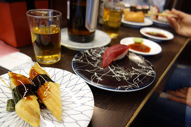 nigiri autêntico japonesa sushi no restaurante - date night imagens e fotografias de stock