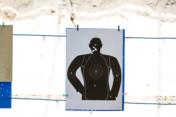 target praticare con pistola nel poligono di tiro - shooting women glasses shotgun foto e immagini stock