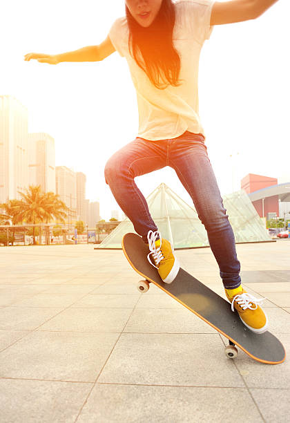 スケートボードの女性 - skateboard park skateboarding practicing stunt ストックフォトと画像