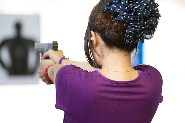 target praticare con pistola nel poligono di tiro - shooting women glasses shotgun foto e immagini stock