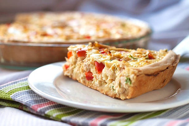 tarte de poulet avec du paprika et du fromage de chèvre - tart photos et images de collection