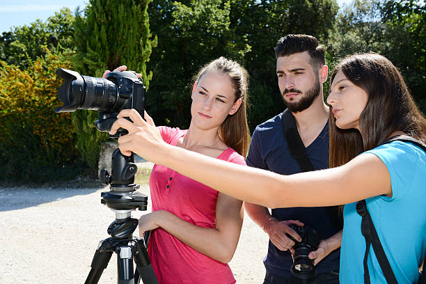 grupo de estudiantes en la fotografía fotógrafo de tiro taller curso al aire libre - clase de formación fotos fotografías e imágenes de stock