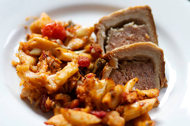 brytyjskie pork pie i włoski makaron z sosem pomidorowym - penne rigatoni pasta tomato pasta zdjęcia i obrazy z banku zdjęć