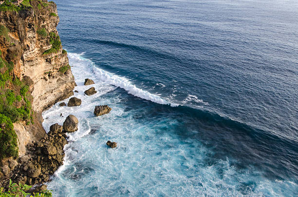 alta scogliera nel tempio di uluwatu, bali, indonesia - bali temple landscape seascape foto e immagini stock