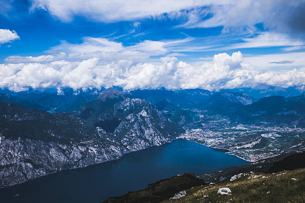 lac de garde, italie paysage de vallée - water surface european alps mountain valley photos et images de collection