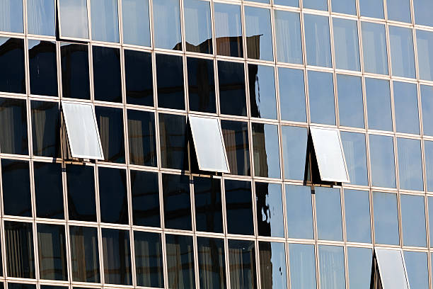 fachada de vidro com janelas abertas - tower steel mansion investment imagens e fotografias de stock