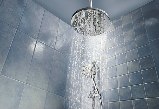 pommeau de douche avec de l'eau - falling water water bathroom drop photos et images de collection