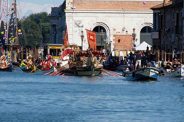 regata storica, veneza - editorial in a row national landmark famous place imagens e fotografias de stock