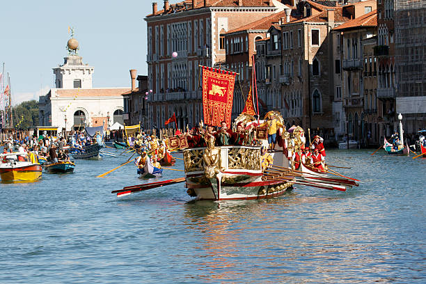 regata storica, veneza - editorial in a row national landmark famous place imagens e fotografias de stock
