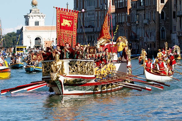 regata storica, venedig - editorial in a row national landmark famous place stock-fotos und bilder