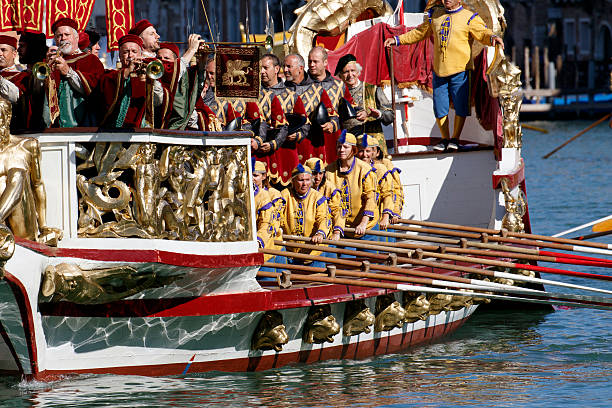 regata storica, venedig - editorial in a row national landmark famous place stock-fotos und bilder
