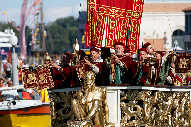 venezia, regata storica - editorial in a row national landmark famous place foto e immagini stock