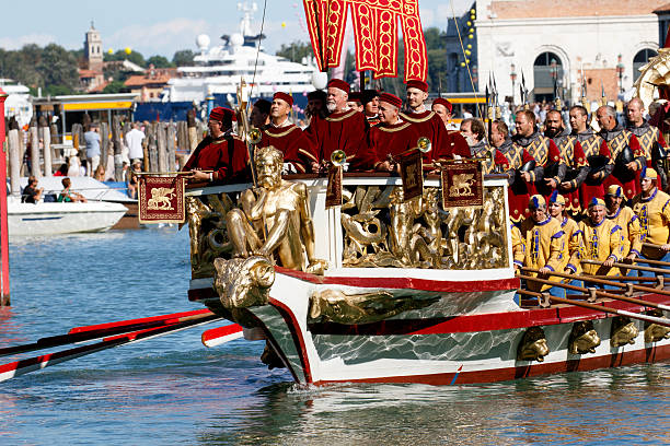 regata storica, venedig - editorial in a row national landmark famous place stock-fotos und bilder