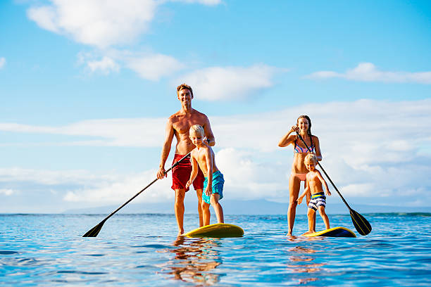 diversão para a família, stand-up paddling - action family mother sport - fotografias e filmes do acervo