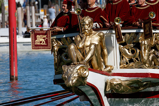 regata storica, venedig - editorial in a row national landmark famous place stock-fotos und bilder