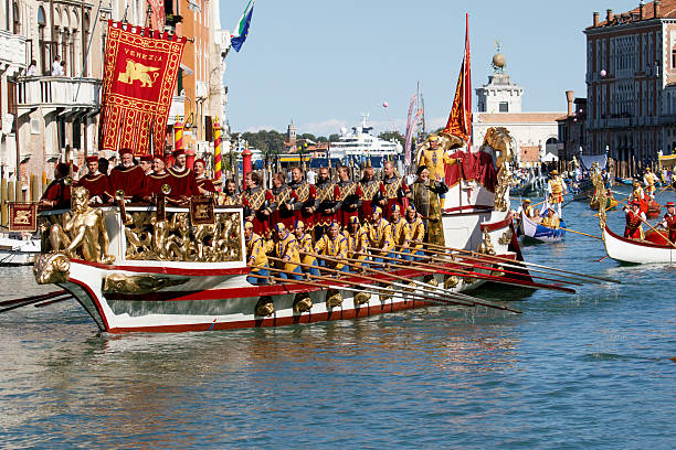 regata storica, venedig - editorial in a row national landmark famous place stock-fotos und bilder