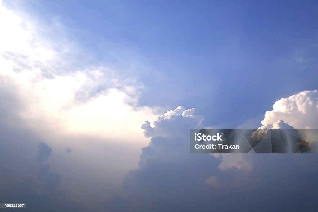 雲のある青空 - まぶしいのロイヤリティフリーストックフォト