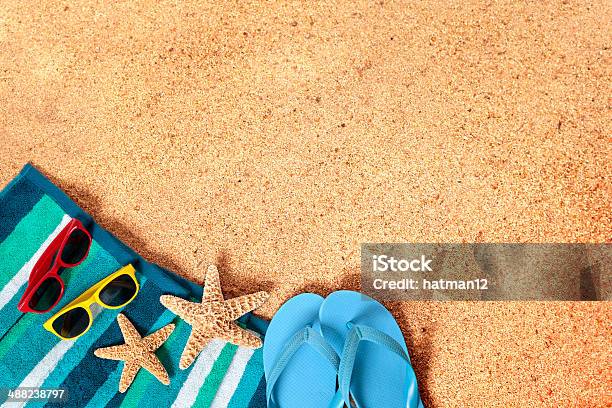 Strand Hintergrundszene Mit Sonnenbrille Und Flip Flops Stockfoto und mehr Bilder von Am Rand