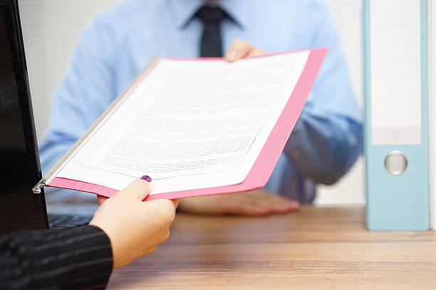 mujer de negocios está pasando el documento del gerente - capital letter fotografías e imágenes de stock