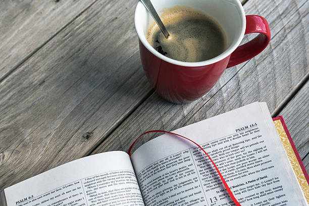 Sacra Bibbia, rosso tazza di caffè - foto stock