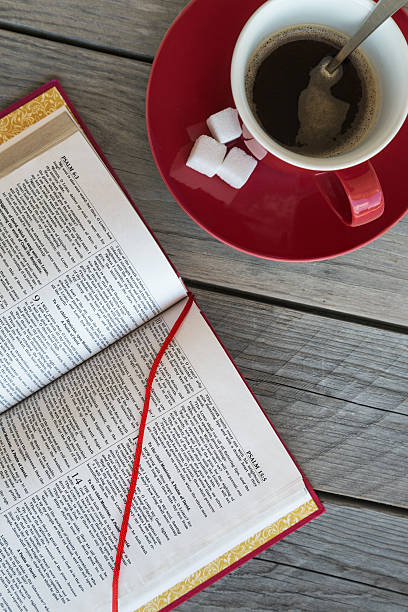 Sacra Bibbia e una tazza di caffè - foto stock