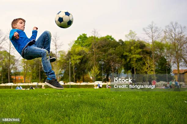 Criança Jogar Futebol No Parque Em Florença Imagem - Fotografias de stock e mais imagens de Bola de Futebol - Bola de Futebol, Criança, Futebol