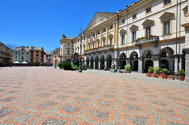 aoste town square - valle daosta photos et images de collection