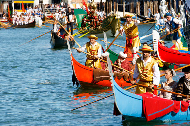 regata storica, venedig - editorial in a row national landmark famous place stock-fotos und bilder