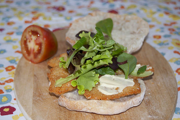sandwich di pollo costoletta - cucumbe foto e immagini stock