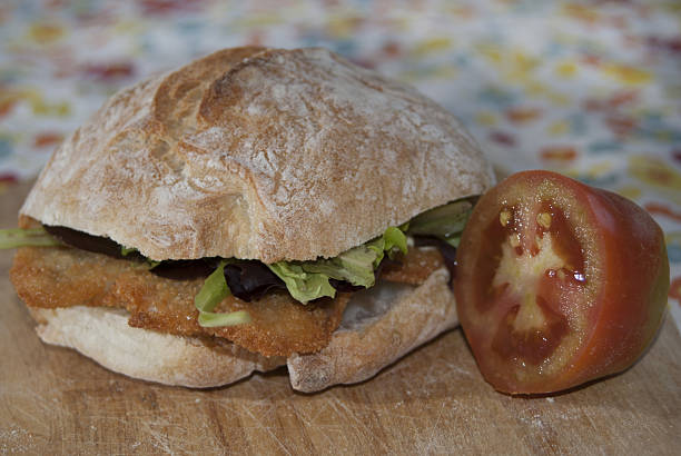 sandwich di pollo costoletta - cucumbe foto e immagini stock