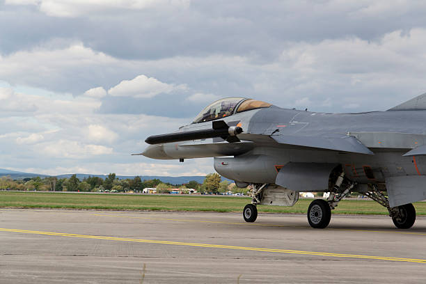 landing f-16 fighting falcon с бельгийский флаг - general dynamics f 16 falcon стоковые фото и изображения