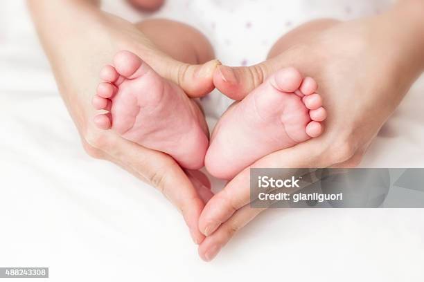 Baby Füße In Mütter Hand Stockfoto und mehr Bilder von Baby - Baby, Herzform, Neugeborenes