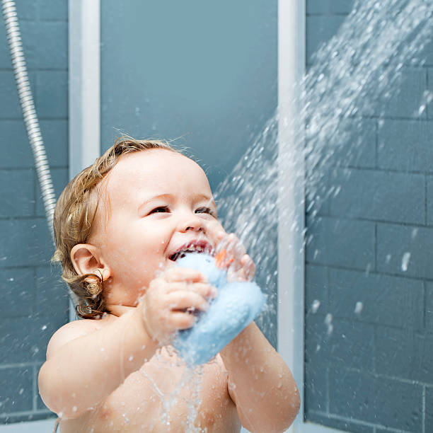 Lächeln Kind in Dusche – Foto