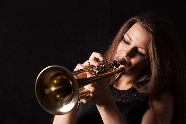 femmes jouent trompette - trumpet women bugle teenager photos et images de collection