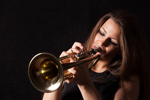as mulheres desempenham trompete - trumpet women bugle teenager imagens e fotografias de stock
