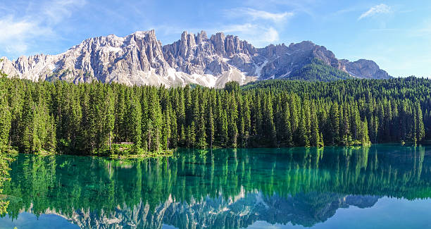 lago di carezza- lago di carezza, trentino alto adige, italia - latemar mountain range foto e immagini stock