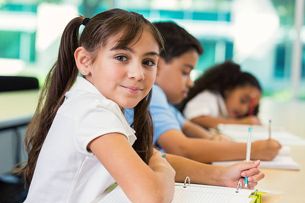 prywatne z uczniami szkoły podstawowej w klasie przy badaniu - elementary student school uniform uniform education zdjęcia i obrazy z banku zdjęć