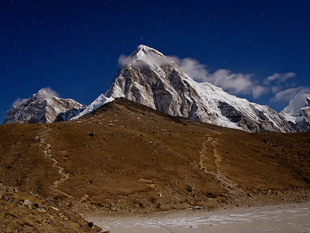 himalayas por la noche. monte pumori (pumo con acceso para silla de ruedas). everest región, nepal - mt pumori fotografías e imágenes de stock