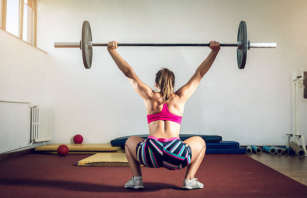 menina dando squats com peso - secrecy instructor exercising individuality imagens e fotografias de stock