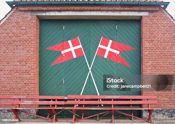 Foto de Velho Barco De Perda De Vida e mais fotos de stock de Cidade pequena - Cidade pequena, Lønstrup, 2015