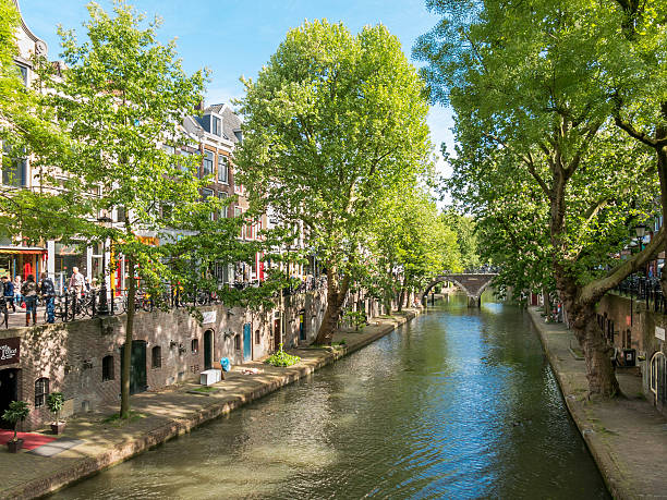 oudegracht canal in utrecht, netherlands - utrecht stockfoto's en -beelden