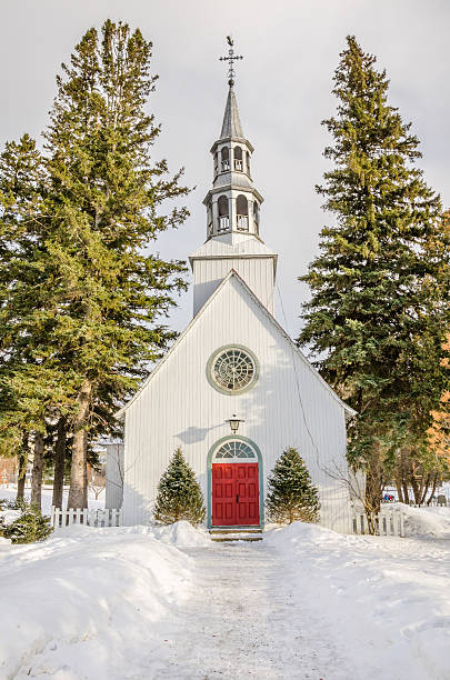 villaggio in inverno chiesa - church in the snow foto e immagini stock