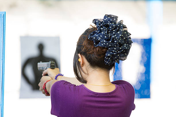 target praticare con pistola nel poligono di tiro - shooting women glasses shotgun foto e immagini stock