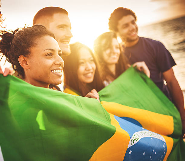 brésil partisan acclamations ensemble du match de football de plage - multi ethnic group flash photos et images de collection