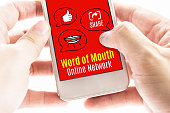zwei-hand-halten-smartphone-mit-word-onl