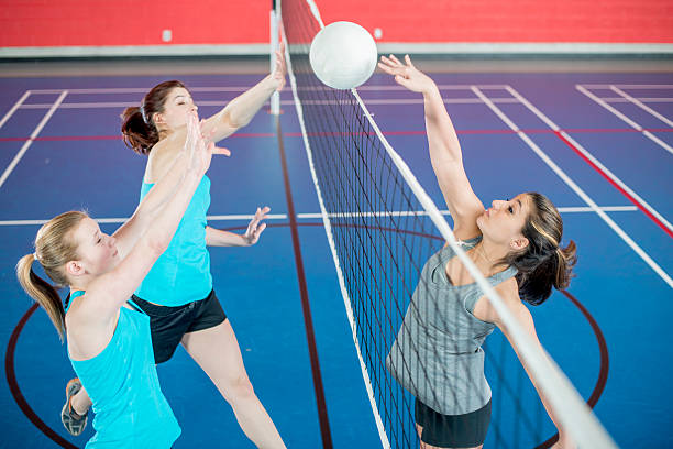 woman スパイクボールを、純額 - volleying sport indoors action ストックフォトと画像