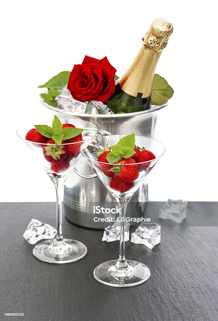 Du champagne, des roses rouges et fraises sur blanc - Photo de Accord - Concepts libre de droits